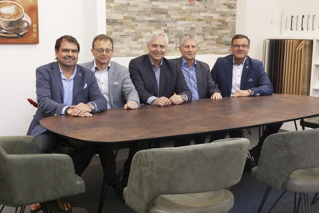 Von links nach rechts: Mario Zaderer, designierter Vertriebsleiter, Alfred Weiß, designierter Geschäftsführer, Inhaber Gerhard Schösswender, Betriebsleiter Karl Brunner und Alfred Reindl, amtierender Geschäftsführer.