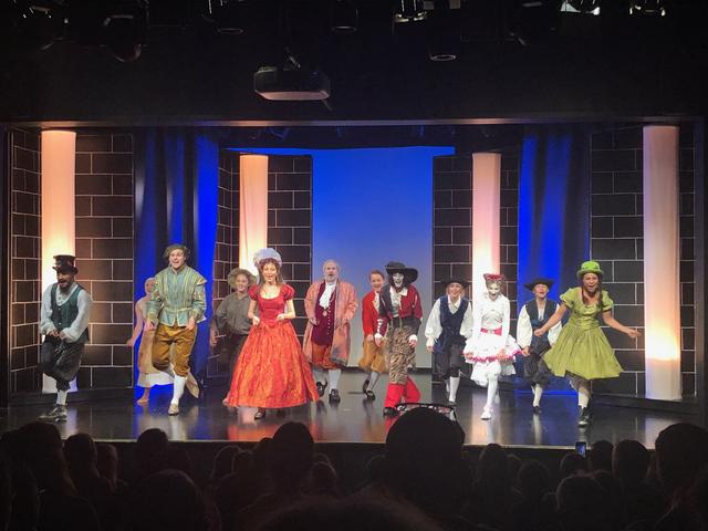 Mit Tanz, Musik und vielen Witzen begeisterten die SchauspielerInnen bei der Premiere das junge Publikum.  | Foto: Rüggeberg