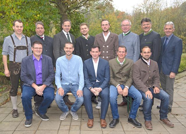 9 neue Meister aus dem Bezirk Krems konnten sich über die Verleihung ihrer Meisterbriefe freuen. Im Bild 1. Reihe v.l.: Martin Pichlmayer aus Lengenfeld, Markus Grüner aus Lichtenau im Waldviertel, Klaus Böhmer aus Dürnstein, Peter Schweiger aus Zöbing, Stefan Muthenthaler aus Spitz
2. Reihe v.l.: Dominik Hut aus Gföhl, ARGE Meister Obmann Andreas Ehrenbrandtner, Landwirtschaftskammer NÖ-Präsident Johannes Schmuckenschlager, Michael Walter Zach aus Hadersdorf/Kamp, Florian Murth aus Spitz, LH-Stv. Stephan Pernkopf, LAK Präsident Andreas Freistetter, Land- und forstwirtschaftliche Lehrlings- und Fachausbildungsstelle NÖ (LFA) Alfred Wimmer,
Nicht am Foto: Josef Wimmer aus Engabrunn