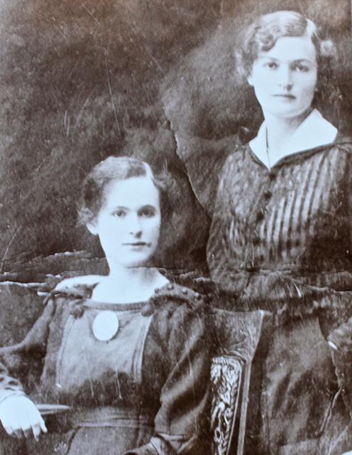 Helen Liesl Krags Großmutter (l.) als ganz junges Mädchen mit ihrer Schwester in Wien. | Foto: Privatbesitz Helen Liesl Krag