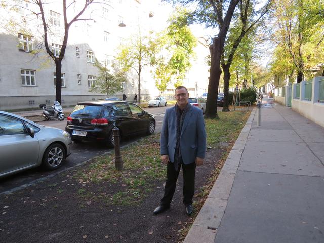 Eine 40-jährige Baum- und Bodenbegrünung wie in der Stromstraße sind nicht sofort und überall umsetzbar, so Bezirksvorsteher Hannes Derfler.
