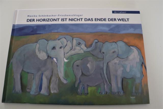 In „Der Horizont ist nicht das Ende der Welt“ erzählt Monika Schönbacher-Frischenschlager die Geschichte einer Elefantenfamilie.