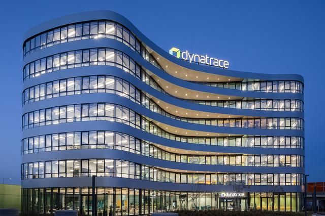 Die markante Glasfassade der neuen Dynatrace-Zentrale im Linzer Hafenviertel ist 3.850 Quadratmeter groß.