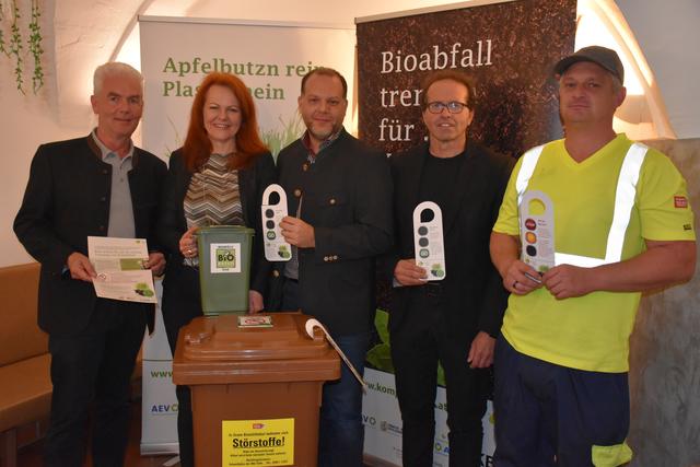 Hans Gellner (ATM Abfallberater), LA Cornelia Hagele (Vize-Bgm. und Umweltausschuss-Obfrau Telfs), Christoph Schaffenrath (Leiter Umweltbüro Telfs), Josef Hausberger (ATM) und Benni Sailer (Leiter Abfallwirtschaftszentrum Telfs)
