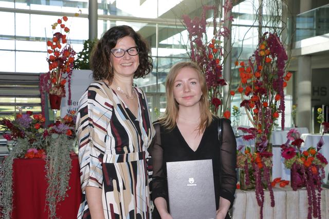 Die FH Salzburg feiert ihre 10.000ste Absolventin. Johanna Hattinger steht stellvertretend für insgesamt 10.286 andere: Sie hat ihre Ausbildung an der FH Salzburg gemacht und ist somit bestens für die nächsten Karriereschritte gewappnet. Im Bild mit Studiengangsleiterin Eva Brucker (links).