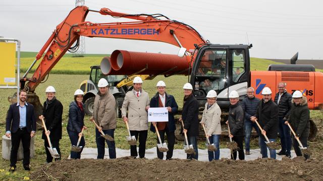 Vertreter vom Wasserwirtschaftsamt Deggendorf, Interreg, der Gemeinde Tumeltsham,  sowie der bauausführenden Firmen Leithäusl und Katzlberger. Auch Landesrat Wolfgang Klinger sowie der ehemalige  Landesrat Elmar Podgorschek, der sich in seiner Amtszeit sehr für dieses Projekt eingesetzt hat, waren zu Gast. | Foto: BRS/ Wirger
