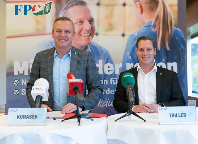 FPÖ-Landesparteiobmann Mario Kunasek und FPÖ-Bezirksparteiobmann Marco Triller beim Pressetermin in Leoben.  | Foto: FPÖ Steiermark/Wallner