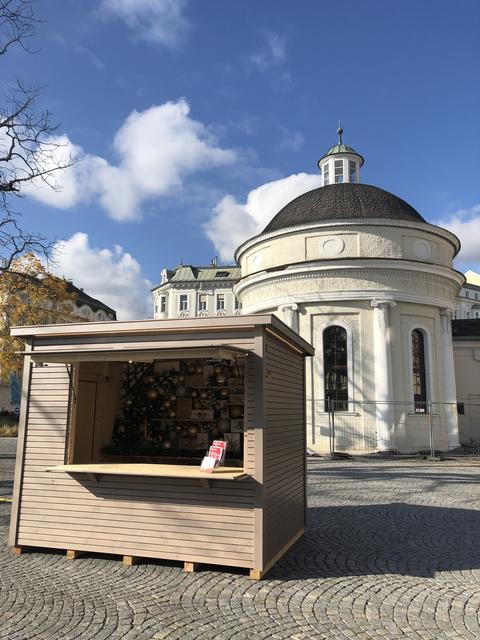 Am Josefsplatz ist bereits eine weihnachtlich geschmückte Adventhütte zu sehen. Mit Flachdach. | Foto: Stockmann