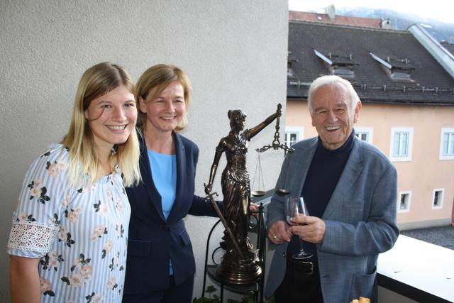 Rechtsanwältin Silvia Anderwald mit Tochter Sophie und Vater Karl Anderwald sowie der Justitia-Statue.