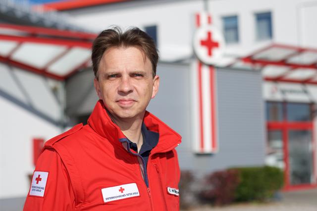 Horst Willesberger erklärt wie viel die Zivis für das Rote Kreuz Neunkirchen leisten.