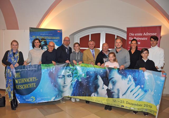 Auf ein fünftes Mal „Weihnachtsgeschichte“ in der Stadtgalerie Mödling freut sich das Team um Norberto Bertassi mit Bürgermeister Hans Stefan Hintner und Kulturstadtrat Stephan Schimanowa.