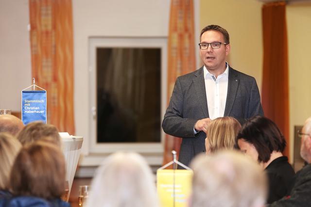 80 Besucher kamen ins das Gasthaus Schörkhuber bei Christian Haberhauers Stammtisch in Ulmerfeld.