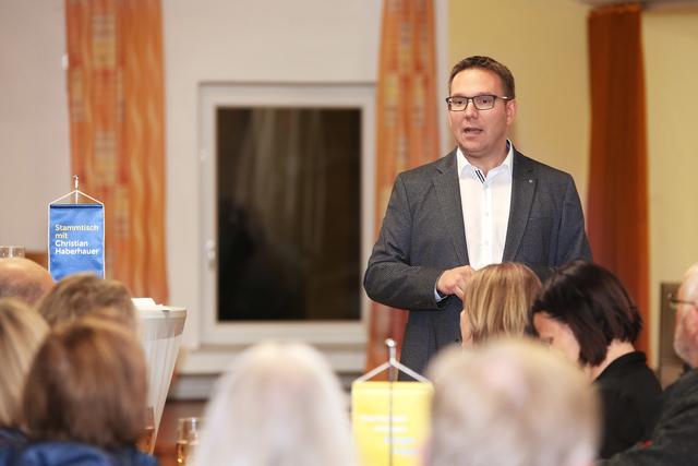 80 Besucher kamen ins das Gasthaus Schörkhuber bei Christian Haberhauers Stammtisch in Ulmerfeld. | Foto: VP Amstetten