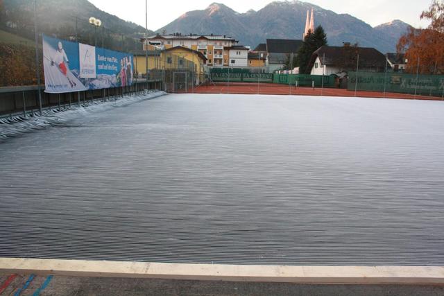 Derzeig befindet sich die Wasserrettung beim Aufbau der Eisdecke, die Kühlung ist bereits in Betrieb.