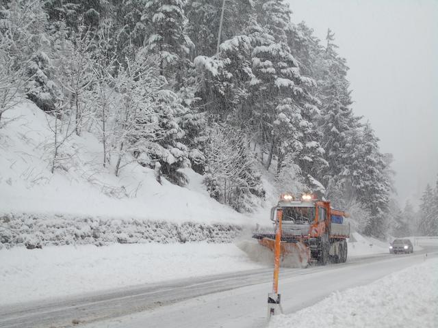 Der Winter kann kommen: Die Salzlager sind voll und die Mitarbeiter des Landesstraßendienstes einsatzbereit (Symbolbild).