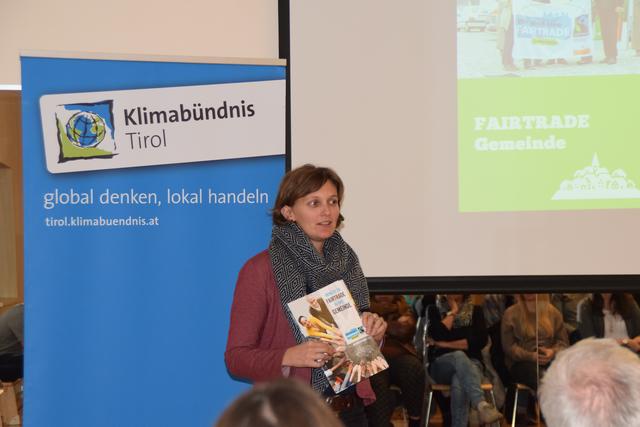 Sabine Aigner informierte über die Möglichkeiten einer Fairtrade Gemeinde. | Foto: Siegele