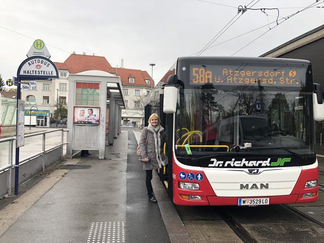 Bezirksvorsteherin Silke Kobald, selbst begeisterte Bus - und Straßenbahnfahrerin – beim Einsteigen in den 58A in Richtung Küniglberg und Atzgersdorf | Foto: BV Hietzing