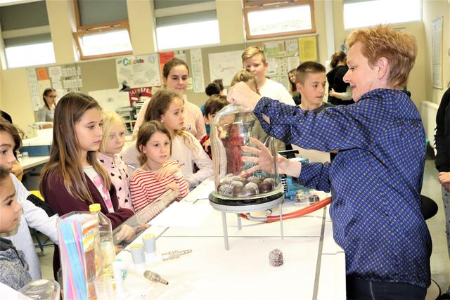 Im Physikraum der NMS Kalsdorf werden beim Tag der offenen Tür spannende Experimente gezeigt. | Foto: Edith Ertl