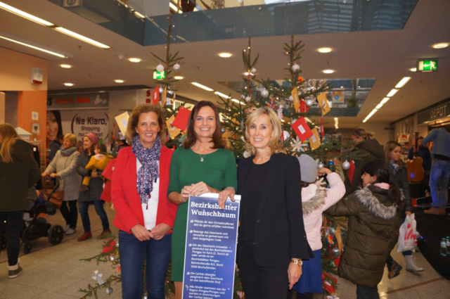 An drei Christbäumen werden auch heuer wieder im Karo 100 Christkindlbriefe von bedürftigen Kindern und Jugendlichen angebracht. Jeder ist herzlich zur Eröffnung eingeladen!