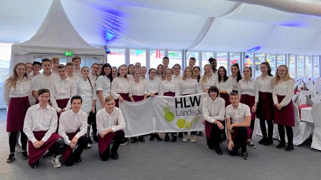 Schülerinnen und Schüler der HLW Landeck übernahmen den Service im VIP Bereich beim Weltcup Opening in Sölden. | Foto: HLW Landeck