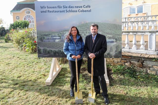 Beim Spatenstich: Umweltstadträtin Ulli Sima (SPÖ) und Betreiber Martin Rohla.  | Foto: PID/Fürthner