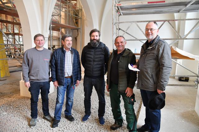 Eine von (vielen) Baubesprechungen mit P. Wolfgang (re im Bild).