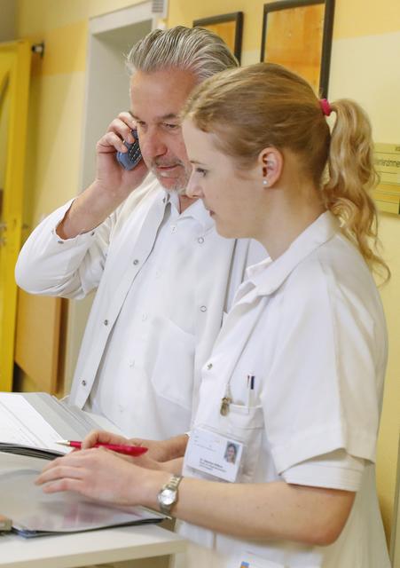 Primar Norbert Fritsch, Ärztlicher Direktor am Klinikum Freistadt, mit Assistenzärztin Valentina Lang.