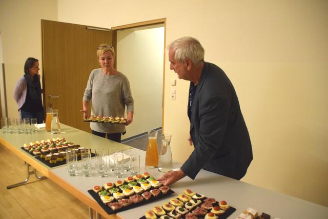 Ein Buffet mit regionalen Köstlichkeiten wurde vorbereitet. | Foto: Siegele