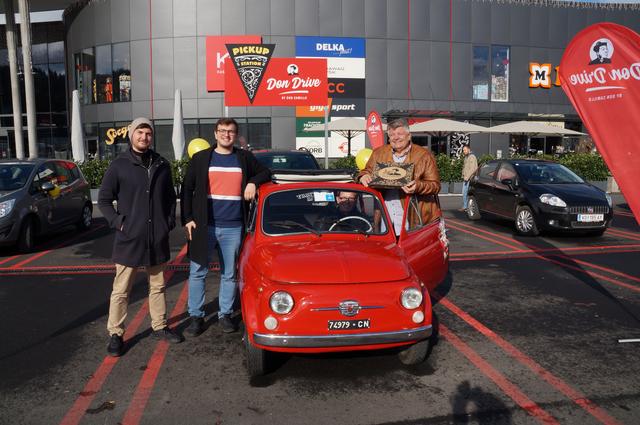 Geschäftsführer Fritz Walter (r.) mit dem 48 Jahre alten Cinquecento, der im Don Camillo im WEZ Bärnbach steht.