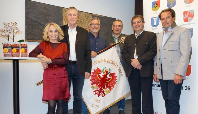 Ballkomitee des Planungsverbandes 36, : Elisabeth Blanik, Obmann Josef Mair, Fähnrich der Ballfahne des Tirolerbundes Charly Kashofer, Ludwig Pedarnig, Andreas Pfurner sowie Obmann Tourismusverband Osttirol Franz Theurl.