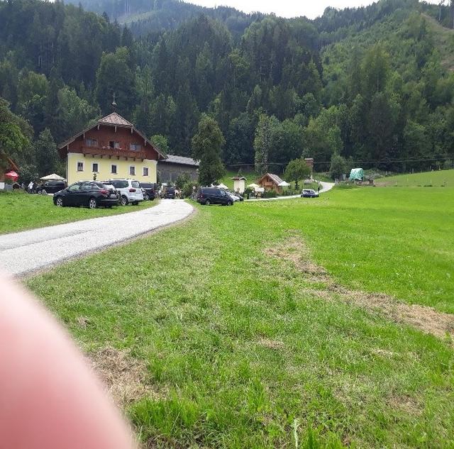 In der Hochsaison häuften sich die Gäste bei dem offenbar illegal betriebenen Tourismusgroßbetrieb im Pongau.  | Foto: Finanzpolizei