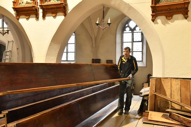 Kirchenbänke werden zur Restaurierung und Sitzverbreiterung abgebaut