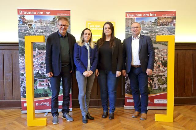 Integrations-Landesrat Rudi Anschober, Carmen Stoichitescu, Kata Dilber und Bürgermeister Johannes Waidbacher sprachen über die Modellregion Braunau. | Foto: Land OÖ/Kraml