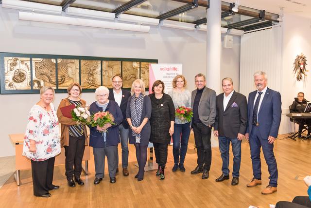 Bezirksvorsitzende Brigitte Passek (l.) und Volkshilfe-Steiermark-Geschäftsführer Franz Ferner (4.v.l.) übergaben den Pflege- und Betreuungspreis 2019 der Volkshilfe an Edith Kohlhofer (2.v.l.). | Foto: Stadt Bruck/Martin Meieregger