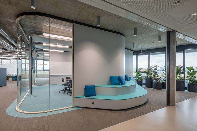 Helle Besprechungsräume und innovative Sitzmöbel – natürlich darf die Steckdose für den Laptop nicht fehlen. | Foto: Mark Sengstbratl/Dynatrace