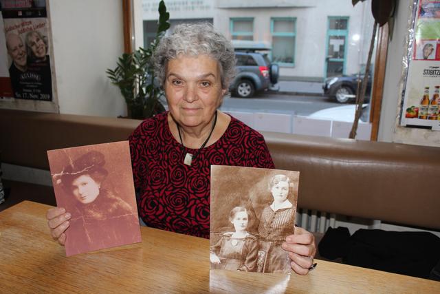 Helen Liesl Krag mit Fotos ihrer Großmutter: Links als bereits etablierte Geschäftsfrau in den 1930er-Jahren und rechts als junges Mädchen (l.) mit ihrer Schwester in Wien.