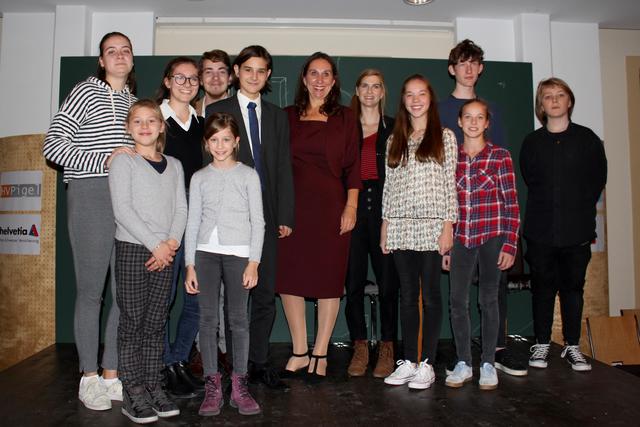 Premiere von Georg Slawik´s Theaterstück "Wie ist das Wetter heute?" durch das großartige "gutgebrüllt" Jugendensemble mit Theaterchefin Therese Brandl in der Mitte