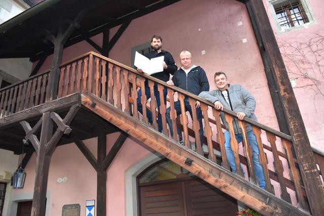 Philipp Schreyer, Herbert Brunner jun., Hans-Jürgen Schaurhofer mit den 750 Unterschriften für den Erhalt von Holzbalkon und Holztreppe - Neubau von Holzbalkon und Holztreppe nach den Richtlinien der Bauordnung.