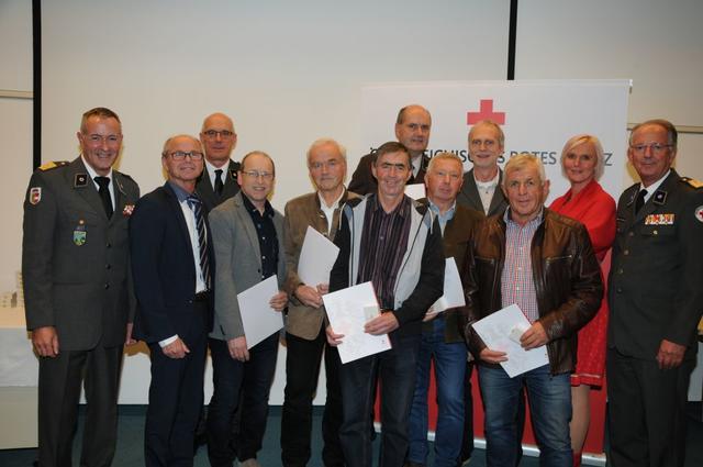 Von links: Toni Holzer, LH Stv. Dr. Stöckl, Dr. Herbert Breitschädel, sieben ausgezeichnete Spender mit je 75 Blutspenden, Vize-Bgm. Evi Huber und Präsident Dr. Aufmesser.
