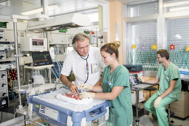 Claudia Wick, Karl Zwiauer, Leiter der Klinischen Abteilung für Kinder- und Jugendheilkunde und Michael Sohm beim Training mit Simulationspuppe Paul