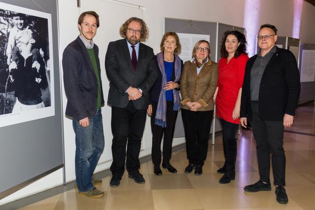 v.l.: Maximilian Probst, Enkel von Christoph Probst, Dekan Dirk Rupnow, Hildegard Kronawitter, Vorsitzende der Weiße Rose Stiftung e.V., Vizerektorin Ulrike Tanzer, Landeshauptmann-Stellvertreterin Ingrid Felipe und Uwe Steger, Pressesprecher der Universität Innsbruck bei der Eröffnung der Ausstellung „Weiße Rose. Der Widerstand von Studenten gegen Hitler, München 1942/43” vergangenen Montag.