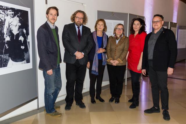 v.l.: Maximilian Probst, Enkel von Christoph Probst, Dekan Dirk Rupnow, Hildegard Kronawitter, Vorsitzende der Weiße Rose Stiftung e.V., Vizerektorin Ulrike Tanzer, Landeshauptmann-Stellvertreterin Ingrid Felipe und Uwe Steger, Pressesprecher der Universität Innsbruck bei der Eröffnung der Ausstellung „Weiße Rose. Der Widerstand von Studenten gegen Hitler, München 1942/43” vergangenen Montag. | Foto: Uni Innsbruck