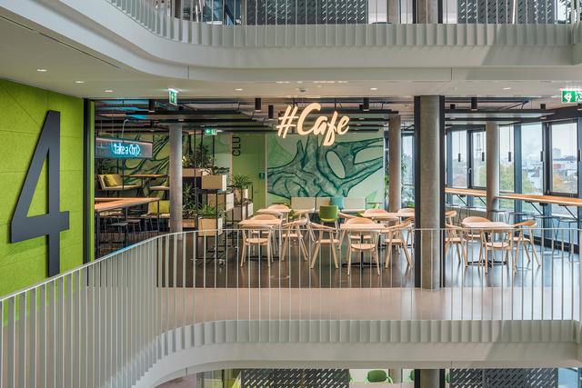Das Working Cafe in der Mitte des Gebäudes soll das "Bumping into each other" fördern.