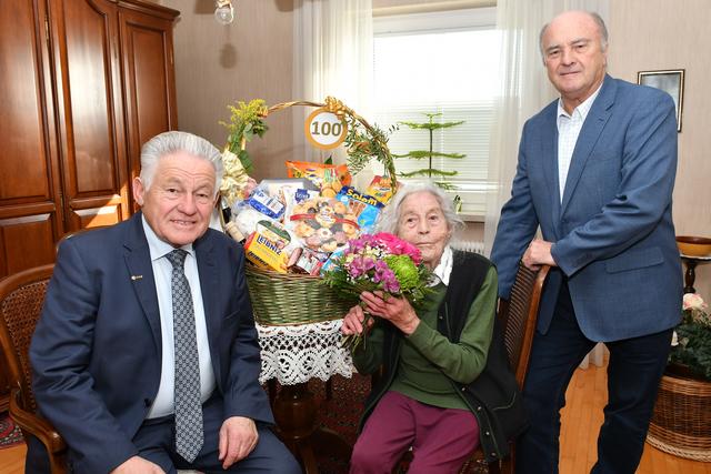V. l.: Altlandeshauptmann Josef Pühringer, Hermine Leisser und Horst Kaufmann, Obmann des Seniorenbundes St. Florian.