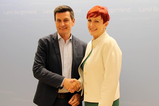 Soziallandesrat Christian Illedits und die neue Geschäftsführerin der Pflege Service Burgenland GmbH Klaudia Friedl.  | Foto: Bgld. Landesmedienservice