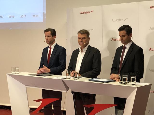 Von links: AUA-CEO Alexis von Hoensbroech, CCO Andreas Otto und Finanzchef Wolfgang Jani verkünden das Sparpaket der Austrian Airlines.