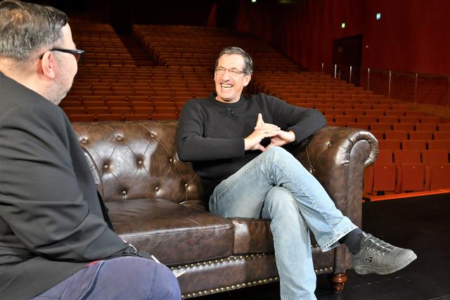 Beim Traum-Talk in der Stadthalle: Kabarettist und Musiker Viktor Gernot mit bz-Redakteur Thomas Netopilik (l.). | Foto: Markus Spitzauer