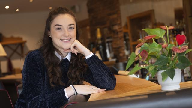 Victoria Plank, Restaurantfachfrau im Hotel Alpendorf in St. Johann.