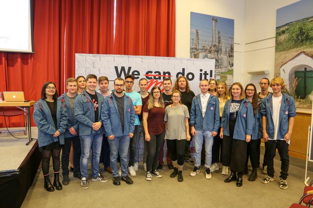 Wahlen bei der Sozialistischen Jugend Niederösterreich: Landesvositzende Melanie Zvonik (4.v.r.) und ihr Stellverteter Jakob Zuser (7.v.r.).