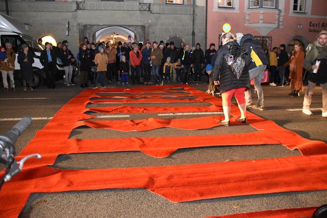 Der Wunsch nach einem Zebrastreifen in St. Nikolaus wurde Realität. Die Performance gefiel den Gästen der Premierentage, den Autofahrern aber nicht.